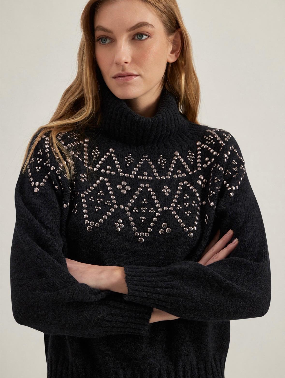 Pull Alpha con borchie